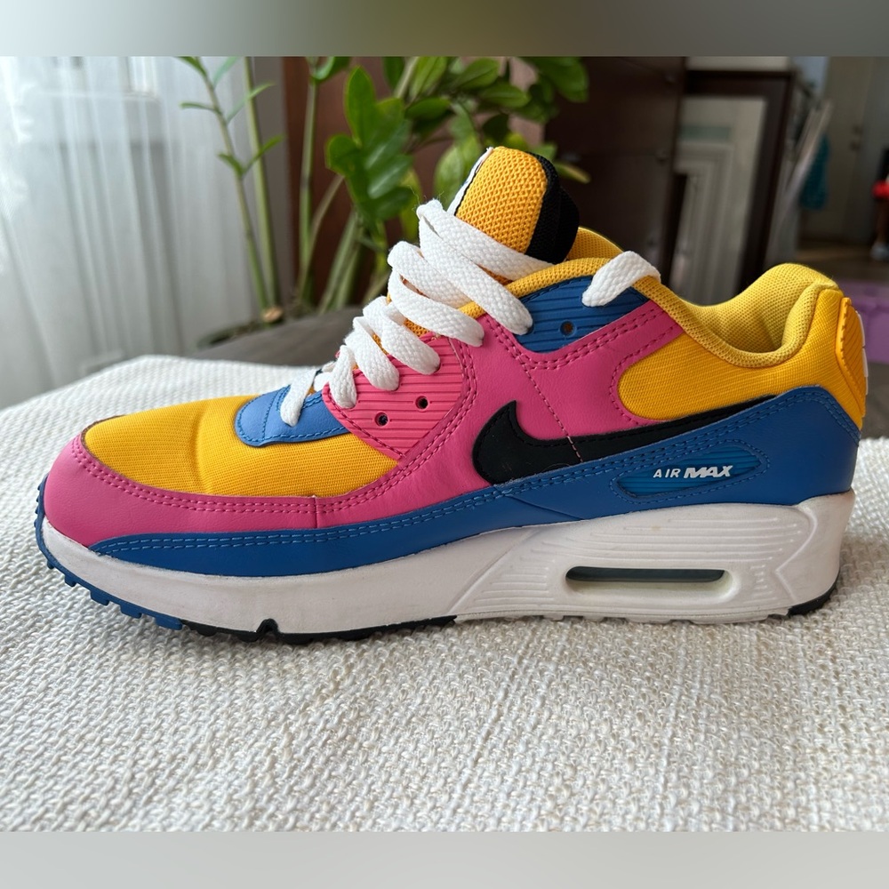 Nike Youth Air Max 90 
Multicolor - Size 7Y